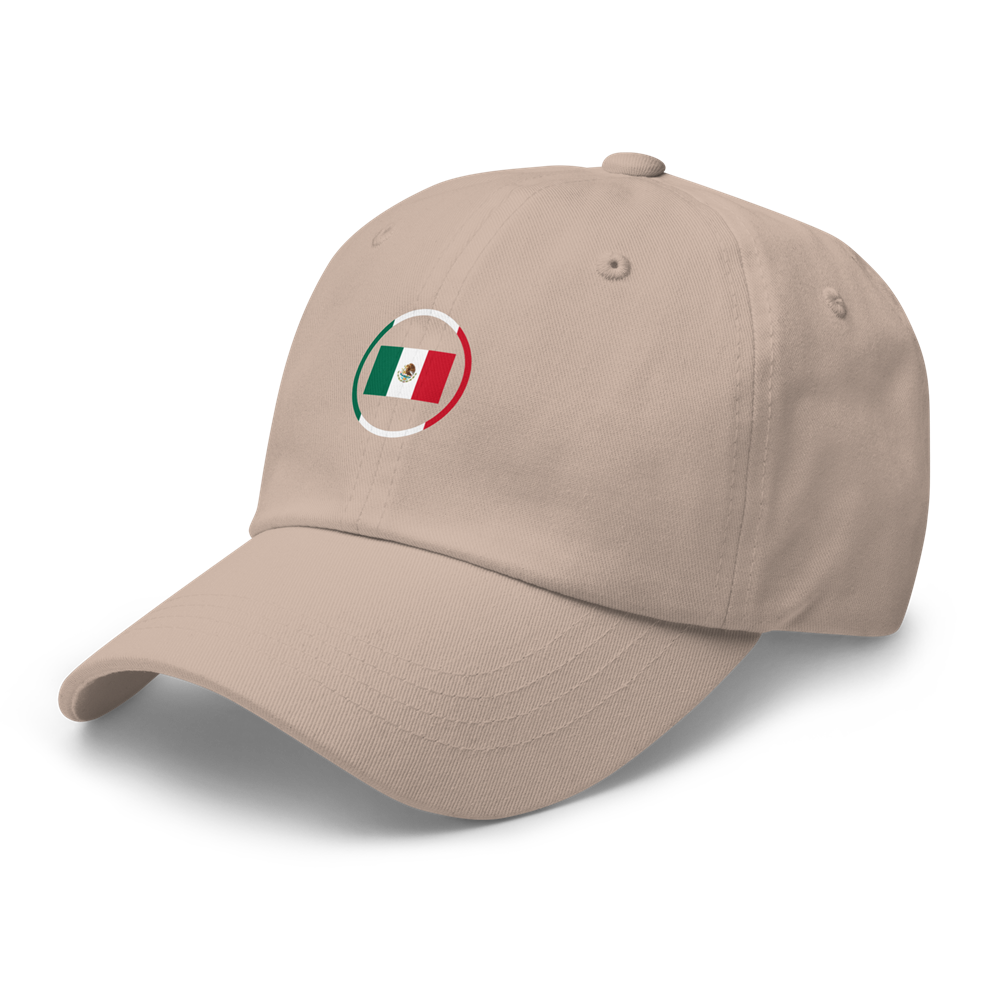 Casquette beige avec motif frontal du drapeau du Mexique entouré d’un cercle tricolore vert, blanc et rouge.
