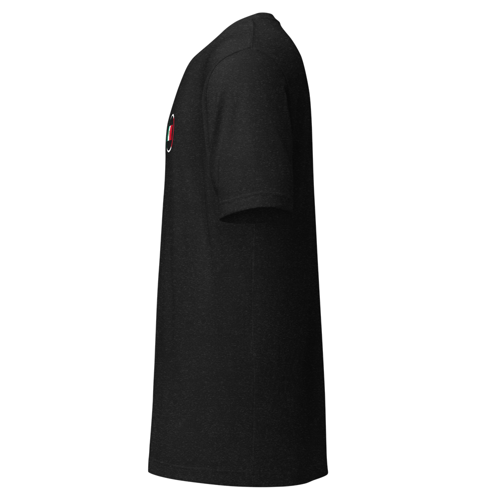 T‑shirt noir avec motif circulaire tricolore – vue latérale gauche T‑shirt noir vu de côté gauche avec petit motif circulaire tricolore sur la poitrine.