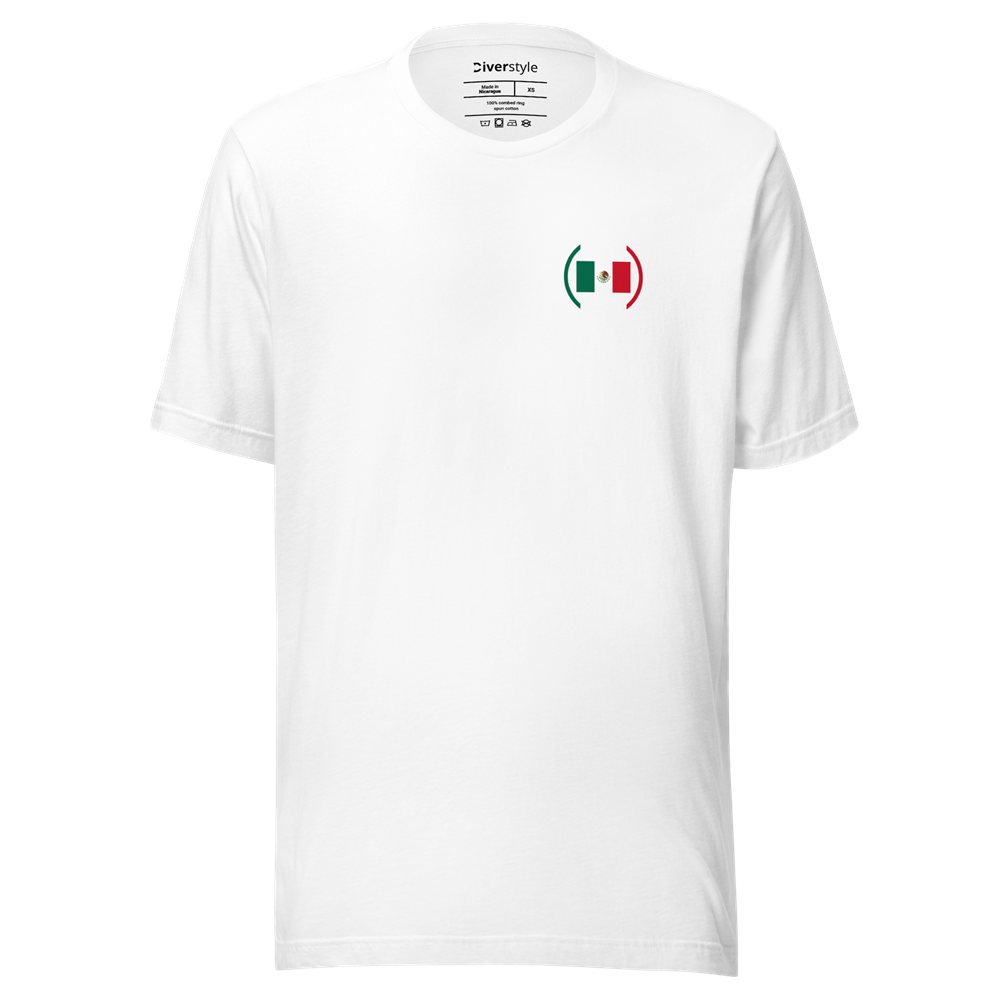 T‑shirt blanc avec motif minimaliste du drapeau mexicain encadré par des crochets vert et rouge.