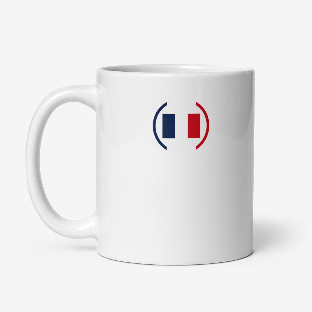 Mug en céramique blanc vu de face avec un motif représentant le drapeau français en trois bandes verticales bleu, blanc et rouge encadrées par deux parenthèses colorées.