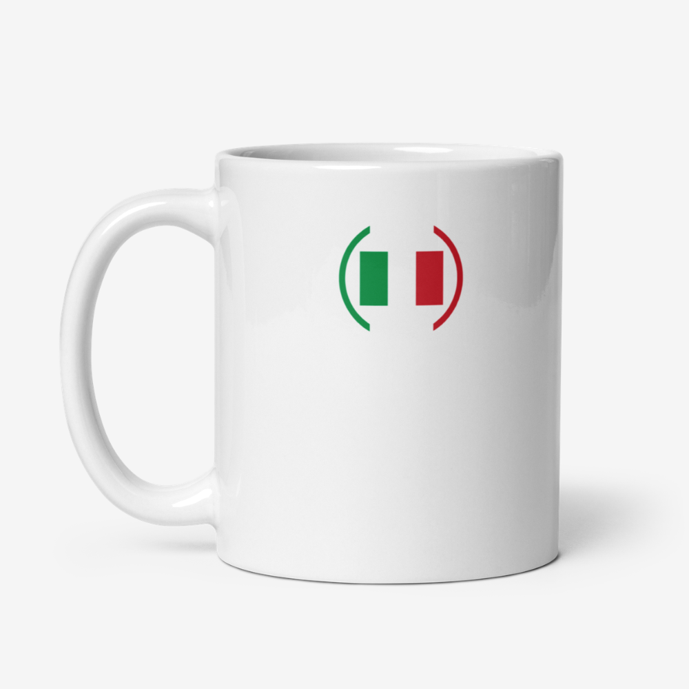 Mug en céramique blanche vu de face avec un motif minimaliste du drapeau italien composé d’une barre verte et d’une barre rouge encadrées par deux crochets stylisés assortis.