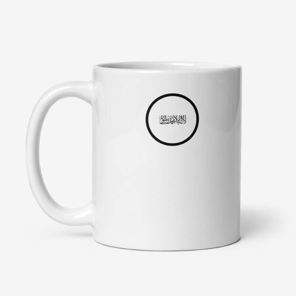 Mug en céramique blanche vu de face, avec un logo circulaire noir contenant une écriture en calligraphie arabe au centre.