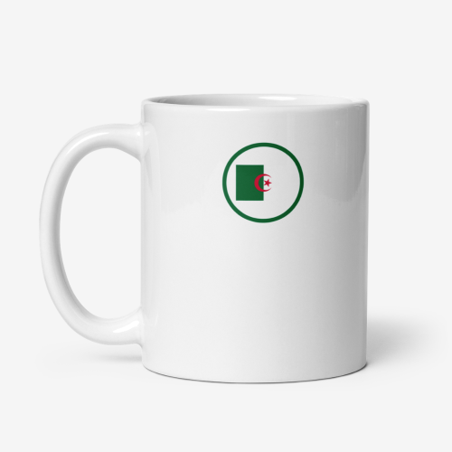 Mug en céramique blanche avec un emblème circulaire du drapeau algérien imprimé sur la face visible.