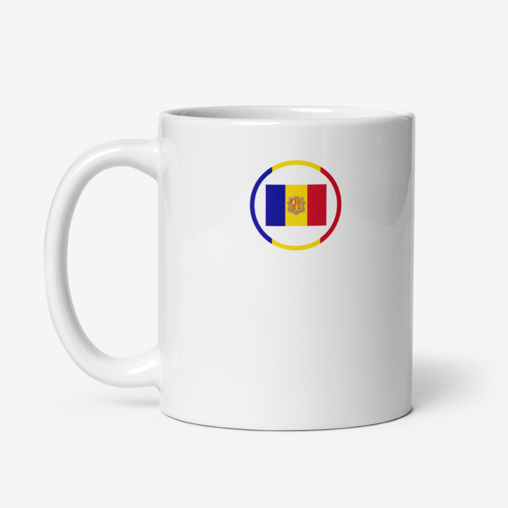 Mug en céramique blanche avec un emblème circulaire du drapeau de Andorre imprimé sur le côté droit.