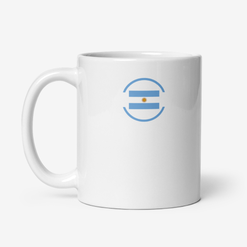 Mug en céramique blanc vu de face avec un motif circulaire bleu clair contenant le drapeau argentin.