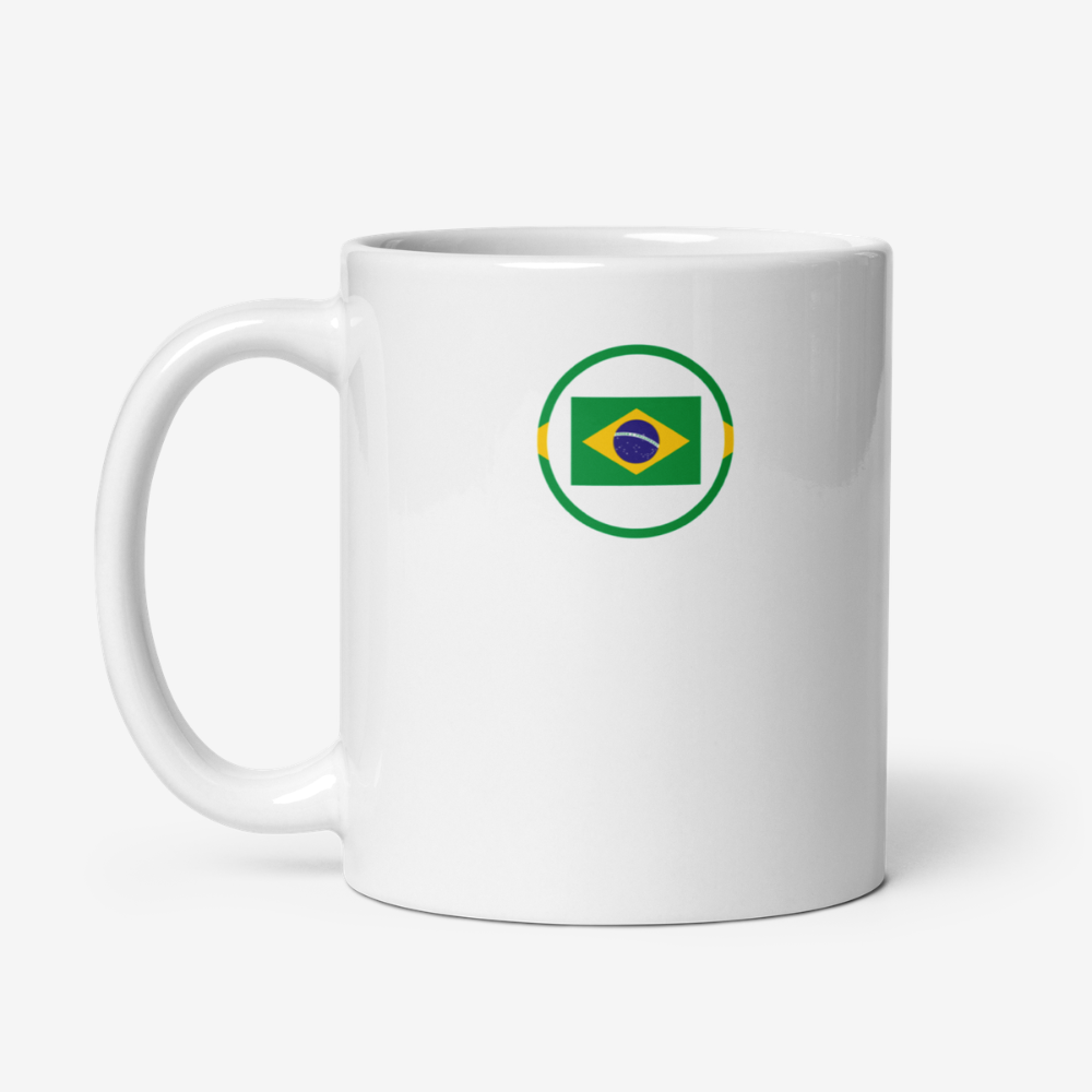 Mug en céramique blanc vu de face avec un motif circulaire vert contenant le drapeau du Brésil.