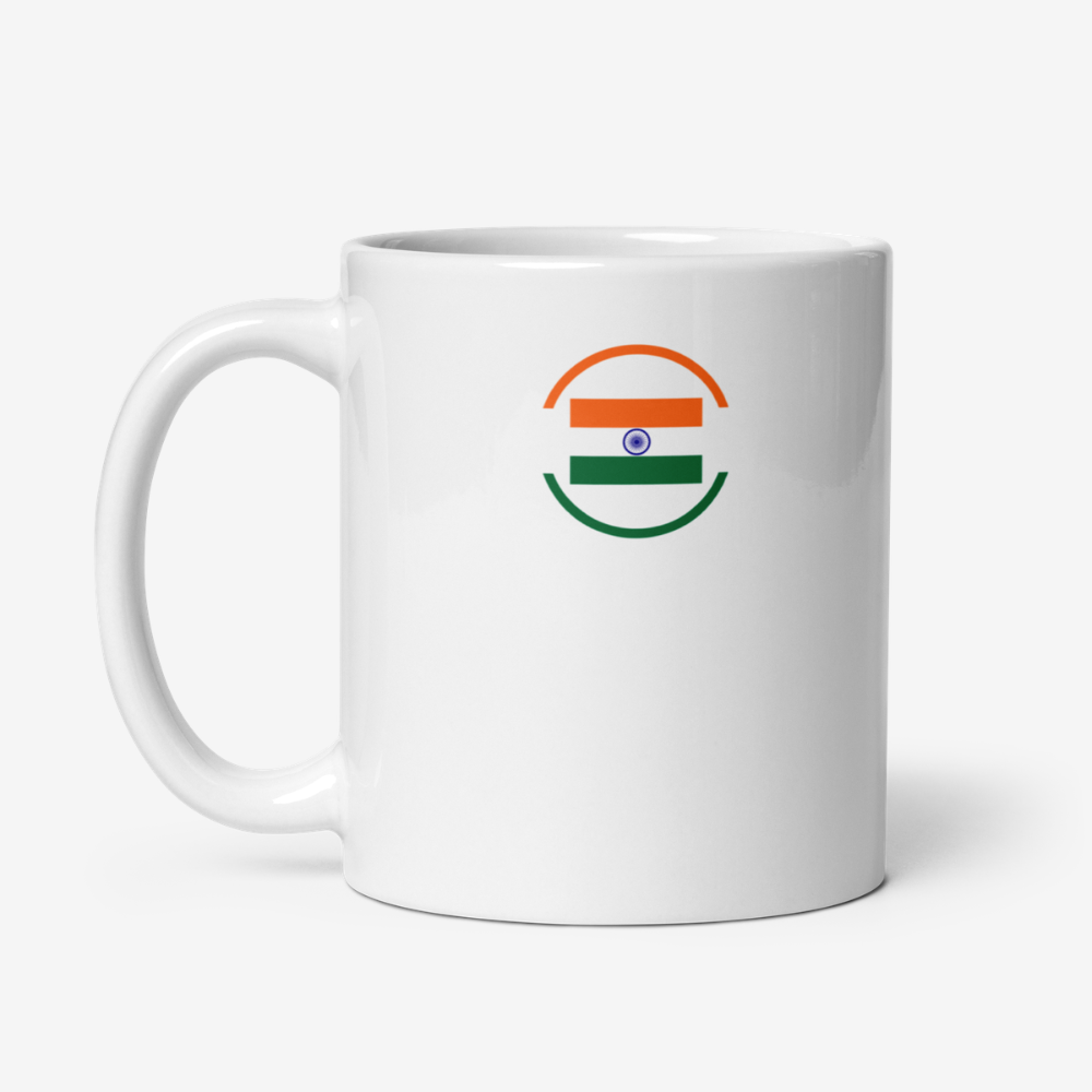 Mug en céramique blanc vu de face avec un motif circulaire contenant une représentation stylisée du drapeau de l’Inde.