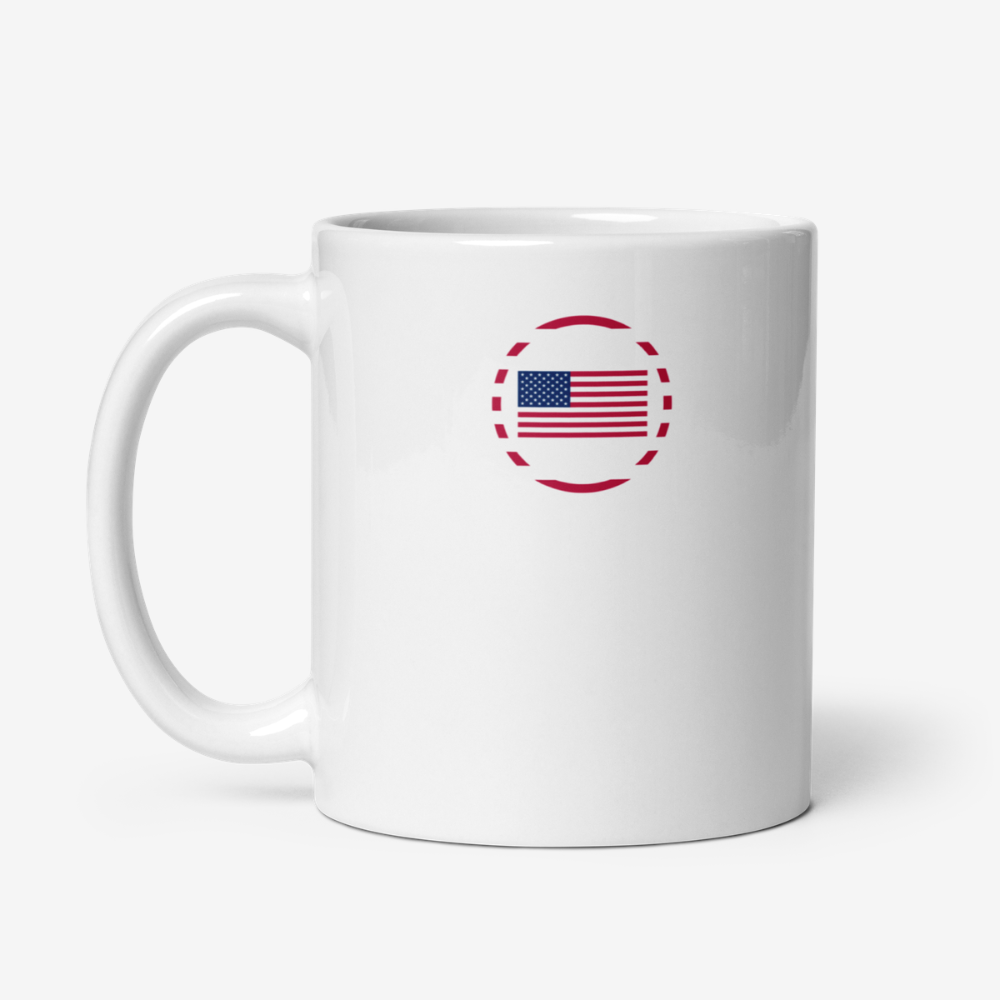 Mug en céramique blanc vu de face avec un motif circulaire rouge en pointillés contenant le drapeau des États‑Unis.