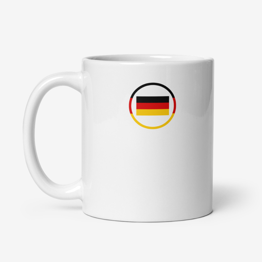 Mug en céramique blanc vu de face avec un motif circulaire contenant le drapeau de l’Allemagne.