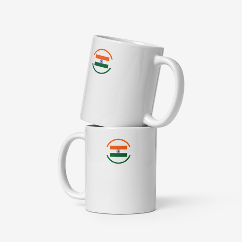 Deux mugs en céramique blancs vus de face, empilés verticalement, chacun avec un motif circulaire contenant une représentation stylisée du drapeau de l’Inde.