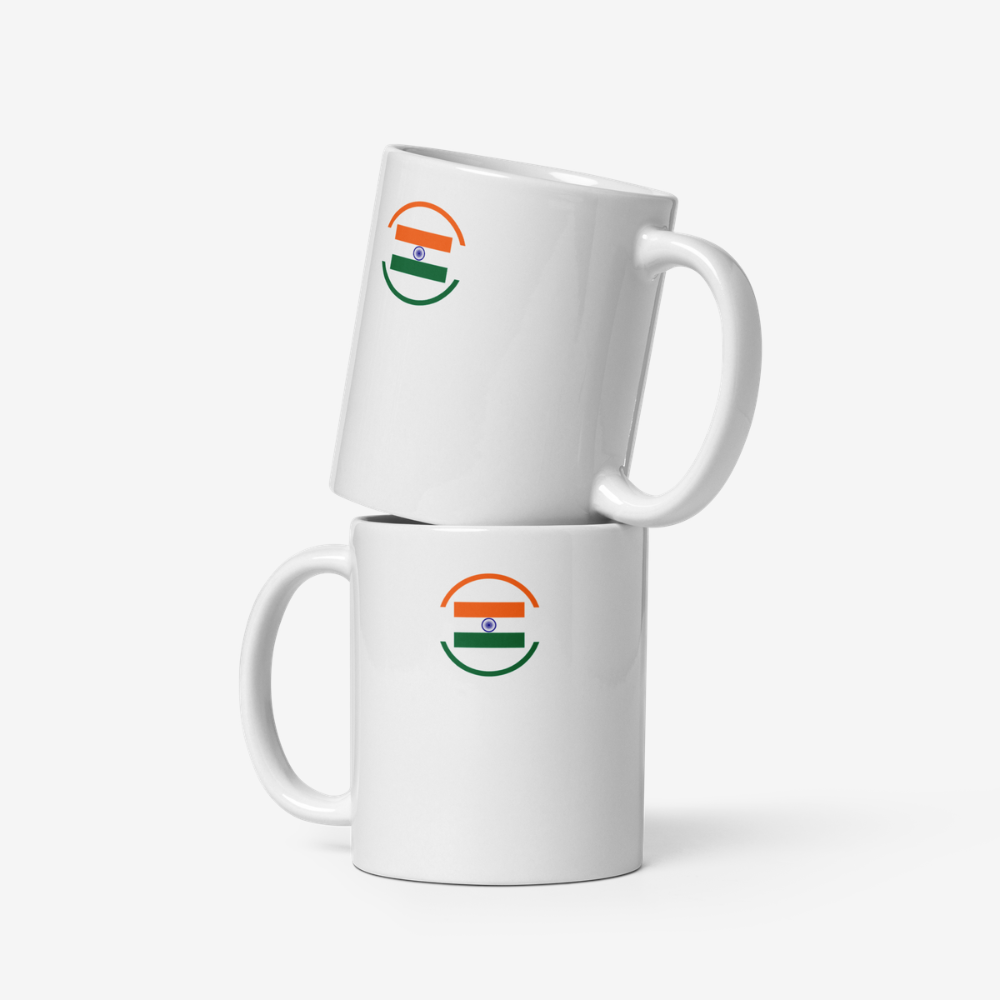 Deux mugs en céramique blancs vus de face, empilés verticalement, chacun avec un motif circulaire contenant une représentation stylisée du drapeau de l’Inde.