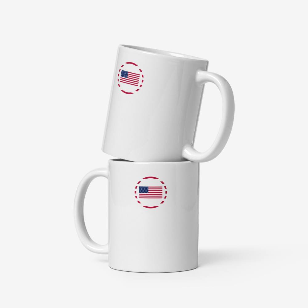 Deux mugs en céramique blancs vus de face, empilés verticalement, chacun avec un motif circulaire rouge en pointillés contenant le drapeau des États‑Unis.