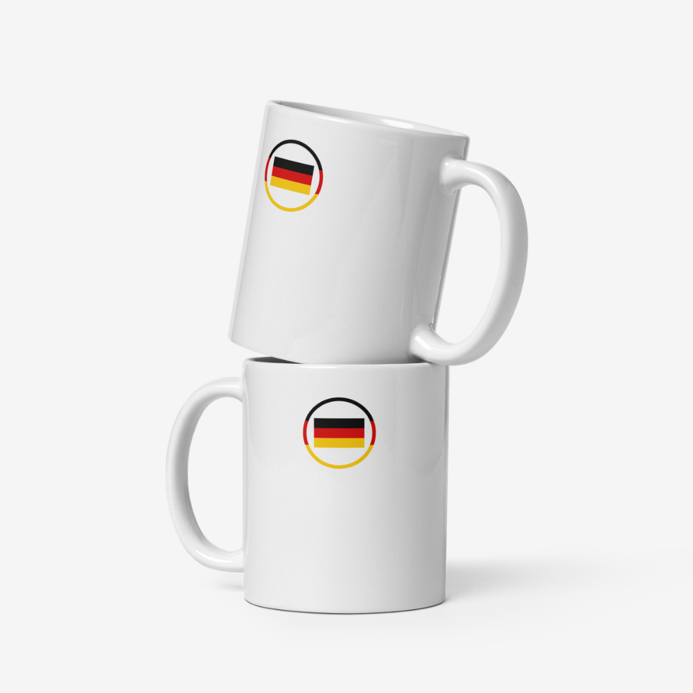 Deux mugs en céramique blancs vus de face, empilés verticalement, chacun avec un motif circulaire contenant le drapeau de l’Allemagne.