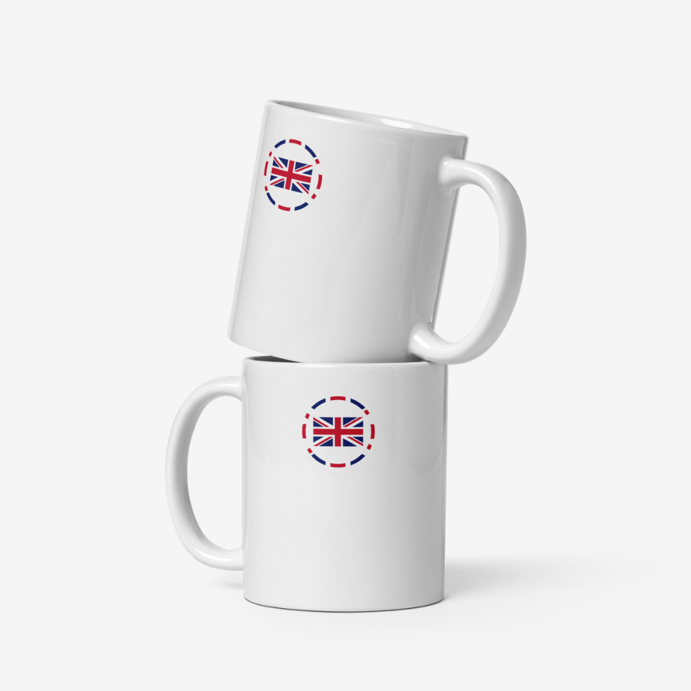 Deux mugs en céramique blancs vus de face, empilés verticalement, chacun avec un motif circulaire en pointillés rouges et bleus contenant le drapeau du Royaume‑Uni.