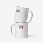 Deux mugs en céramique blanche empilés verticalement, vus de face, avec un motif minimaliste représentant le drapeau italien composé de barres verte, blanche et rouge encadrées par deux crochets stylisés.