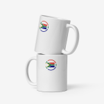 Deux mugs en céramique blanche empilés verticalement, le mug supérieur incliné vers la droite, chacun décoré d’un motif circulaire reprenant les couleurs du drapeau sud‑africain.