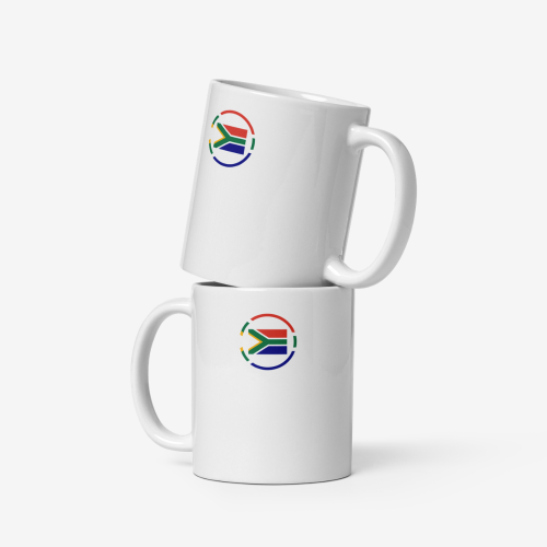 Deux mugs en céramique blanche empilés verticalement, le mug supérieur incliné vers la droite, chacun décoré d’un motif circulaire reprenant les couleurs du drapeau sud‑africain.