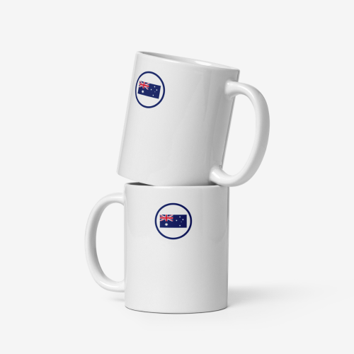 Deux tasses en céramique blanches empilées, vues de côté, chacune décorée d’un motif circulaire représentant un drapeau australien stylisé.