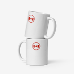 Deux mugs en céramique blanche décorés d’un emblème rouge canadien, empilés et vus de côté.
