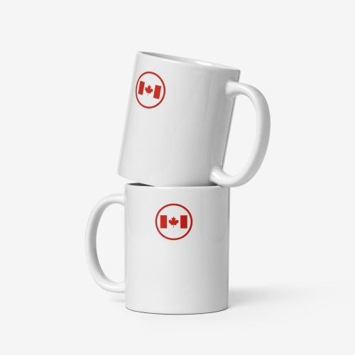 Deux mugs en céramique blanche décorés d’un emblème rouge canadien, empilés et vus de côté.