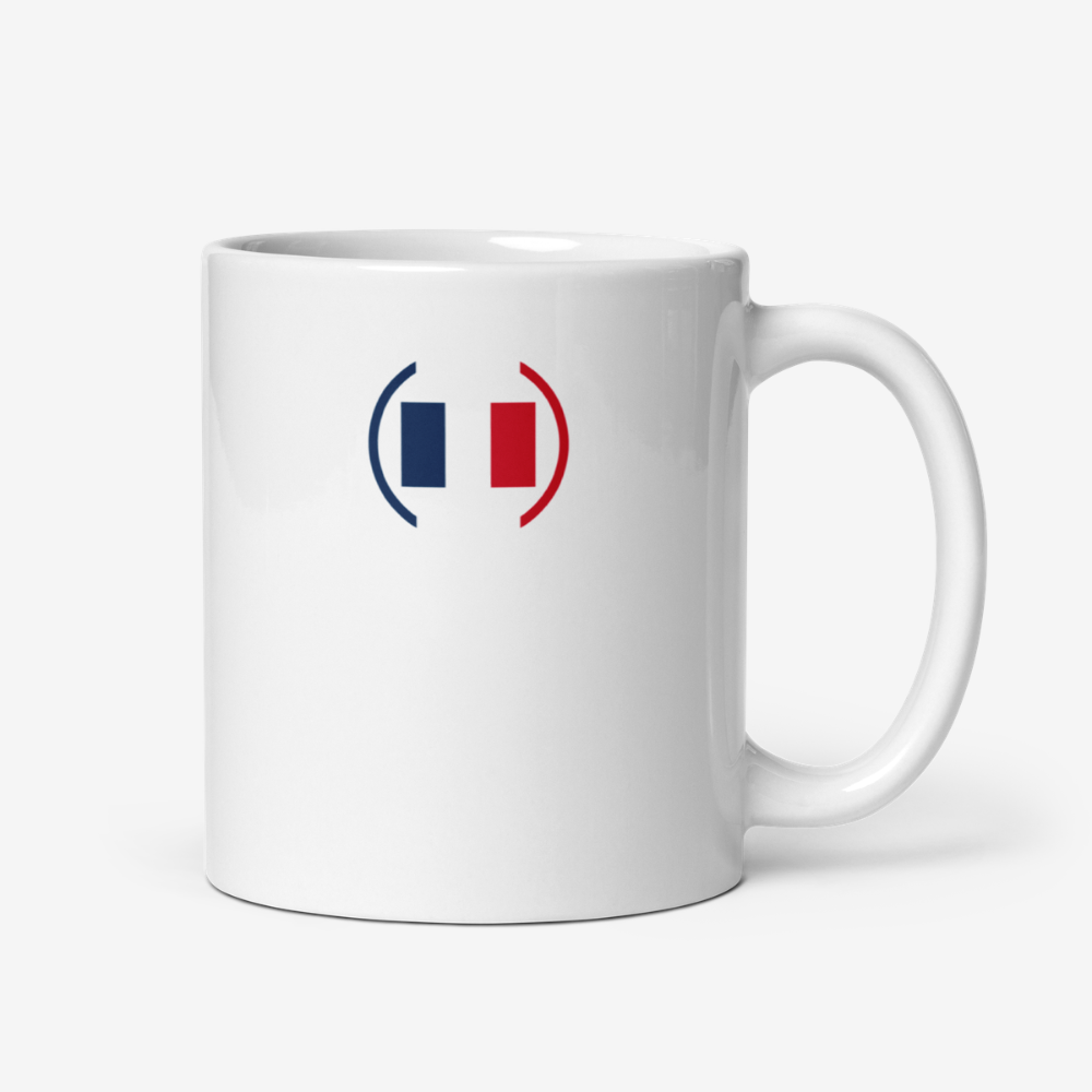 Mug blanc avec drapeau français stylisé Mug en céramique blanc vu de face avec un motif représentant le drapeau français en trois bandes verticales bleu, blanc et rouge encadrées par deux formes courbes colorées.