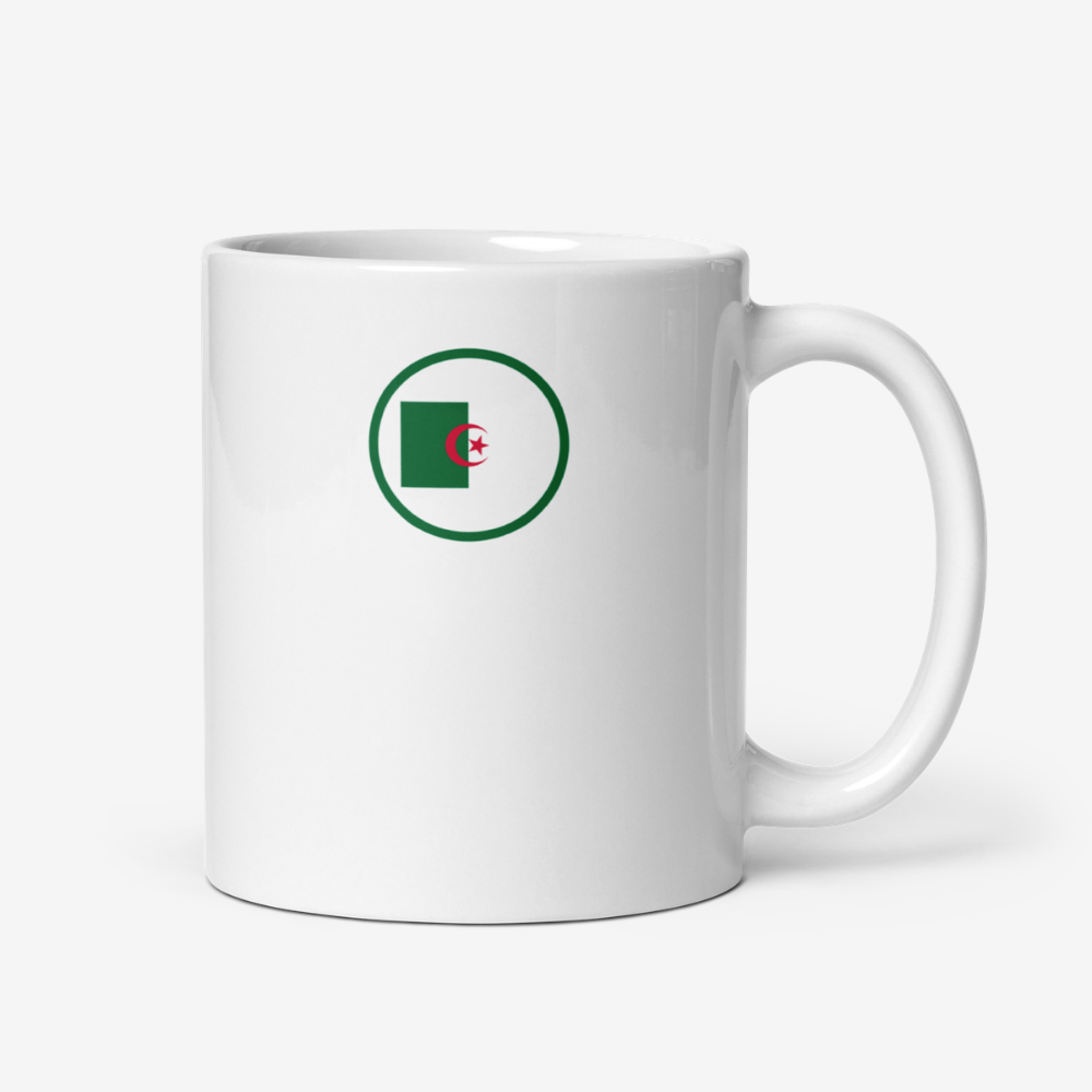 Mug blanc avec emblème circulaire du drapeau algérien Mug en céramique blanche avec un emblème circulaire du drapeau algérien imprimé sur la face avant.