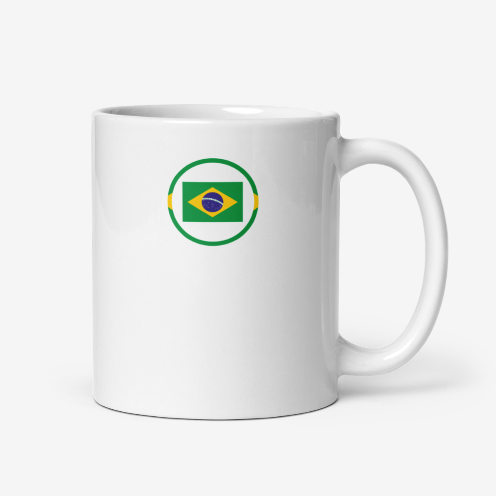 Mug blanc avec drapeau brésilien stylisé Mug en céramique blanc vu de face avec un motif circulaire vert contenant le drapeau du Brésil.