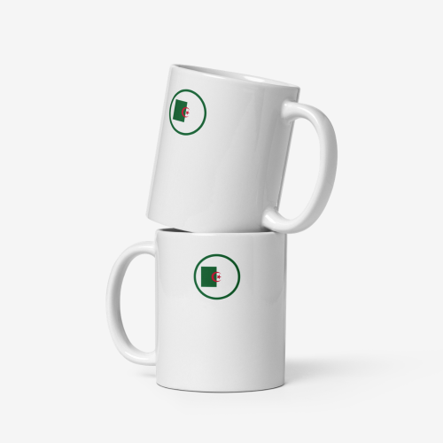 Deux mugs en céramique blanche empilés verticalement, chacun portant un petit emblème circulaire du drapeau algérien sur le côté.