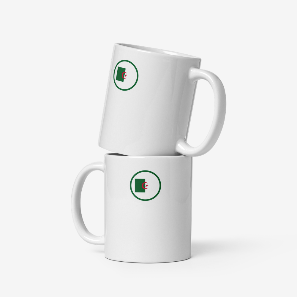 Deux mugs en céramique blanche empilés verticalement, chacun portant un petit emblème circulaire du drapeau algérien sur le côté.