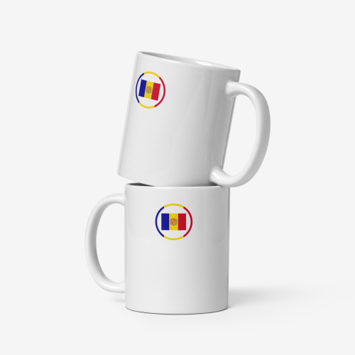Deux mugs en céramique blanche empilés verticalement, chacun portant un emblème circulaire du drapeau de Andorre imprimé sur la face visible.