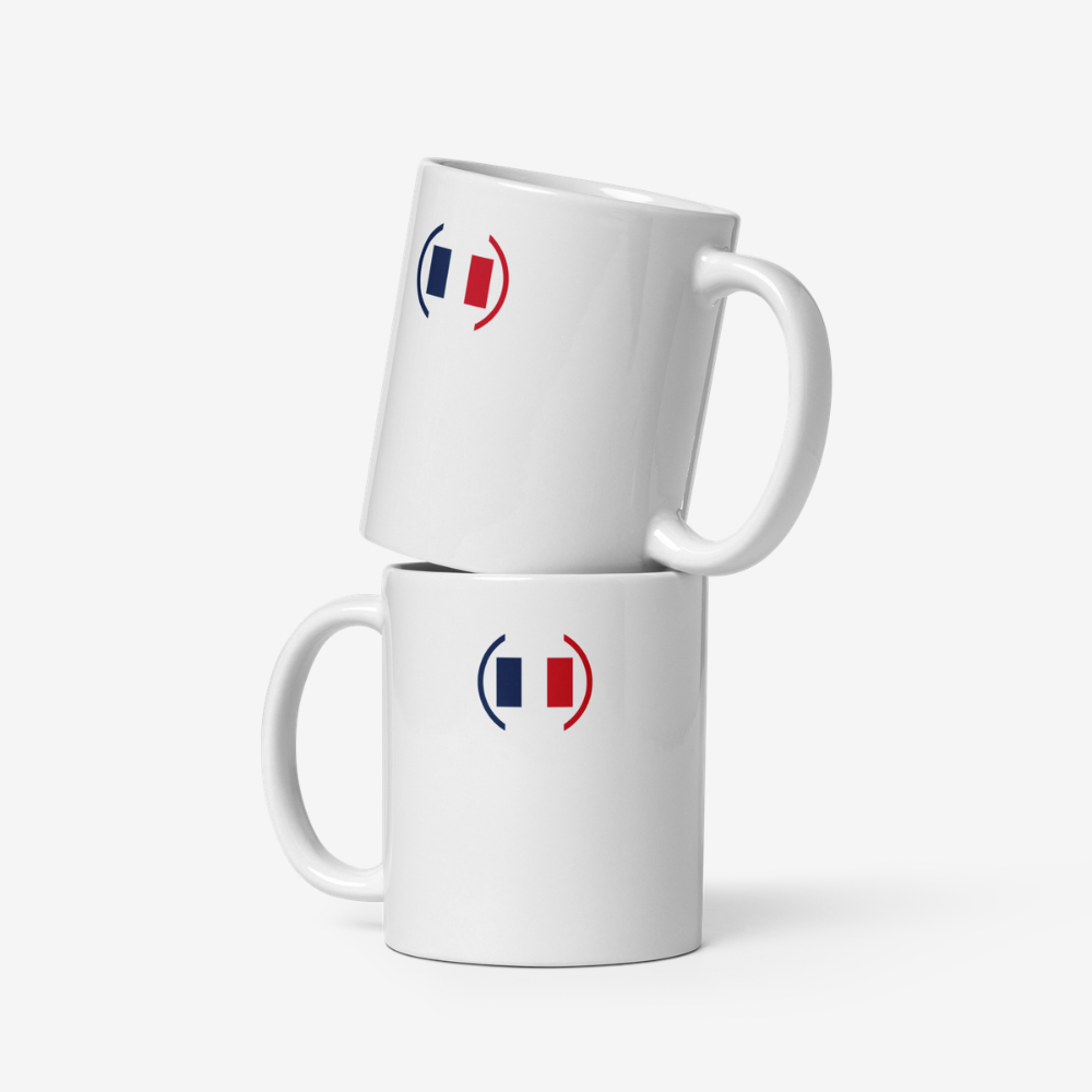 Deux mugs en céramique blancs vus de face, empilés verticalement, chacun avec un motif représentant le drapeau français en trois bandes verticales bleu, blanc et rouge.