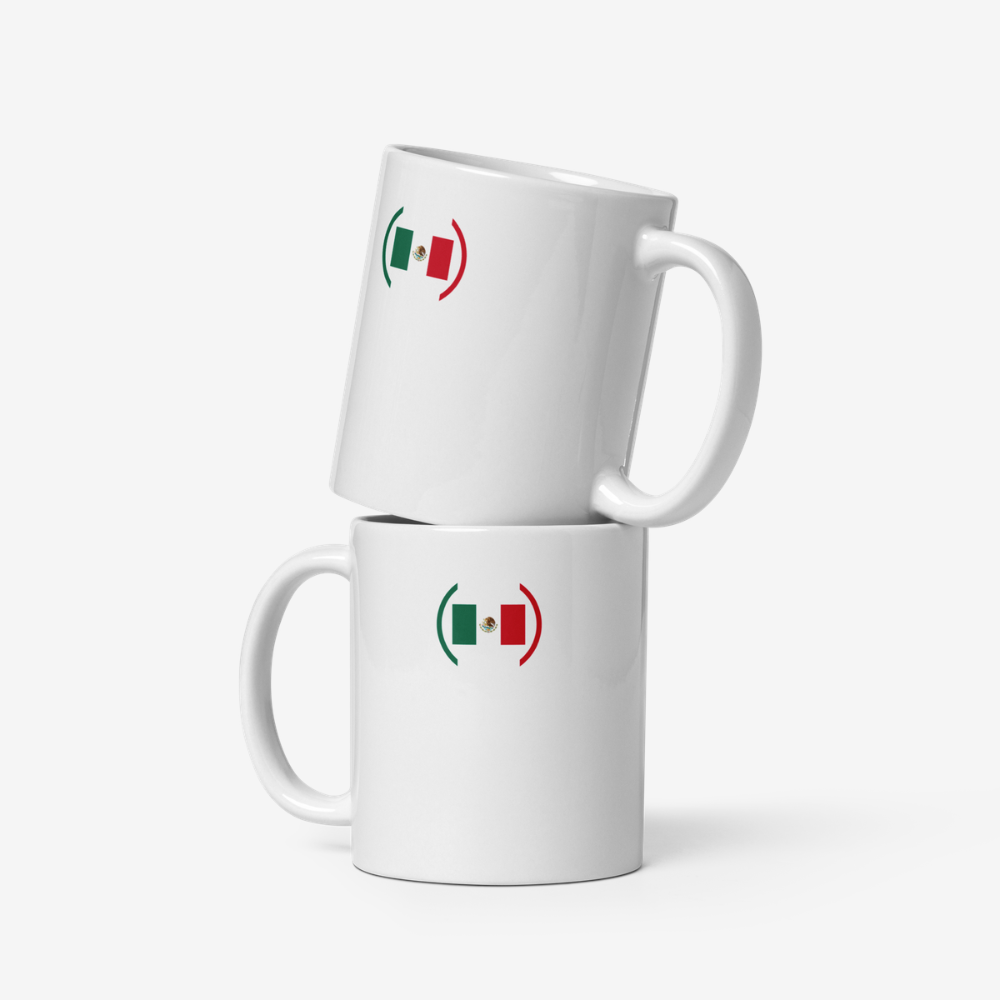 Deux mugs en céramique blancs vus de face, empilés verticalement, chacun avec un motif représentant le drapeau mexicain encadré par deux formes courbes vertes et rouges.