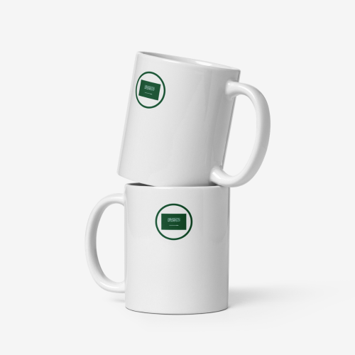 Deux mugs en céramique blancs vus de face, empilés verticalement, chacun avec un motif circulaire vert contenant le drapeau de l’Arabie saoudite.