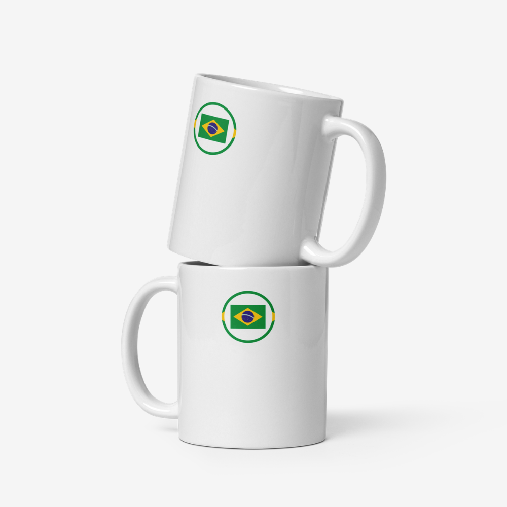 Deux mugs en céramique blancs vus de face, empilés verticalement, chacun avec un motif circulaire vert contenant le drapeau du Brésil.