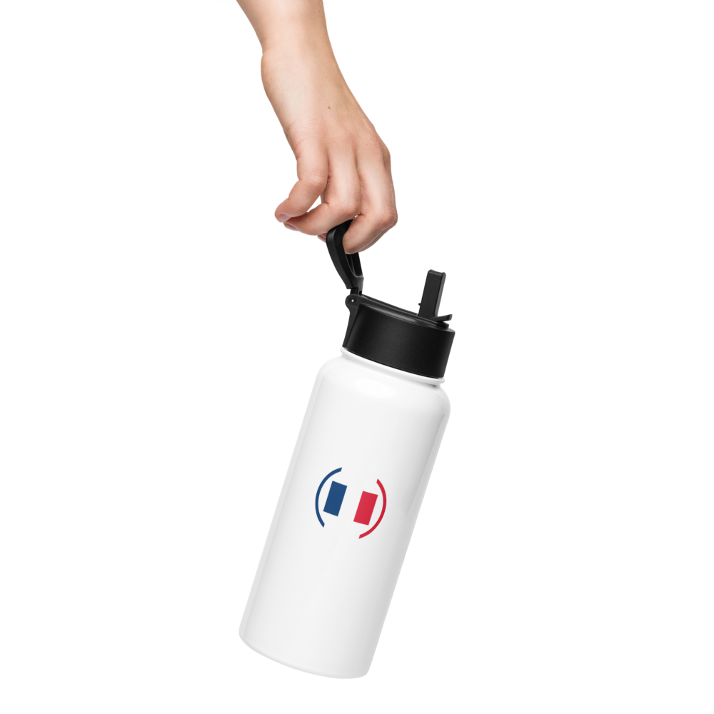 Gourde blanche vue de face avec logo drapeau français stylisé Gourde blanche tenue par une main, vue de face, avec bouchon noir et logo stylisé bleu et rouge représentant un drapeau français simplifié.