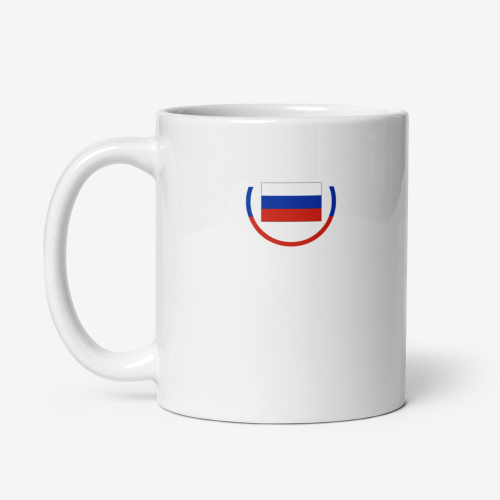 Mug en céramique blanche avec un drapeau russe stylisé composé de bandes blanche, bleue et rouge au-dessus d’un sourire bleu et rouge.