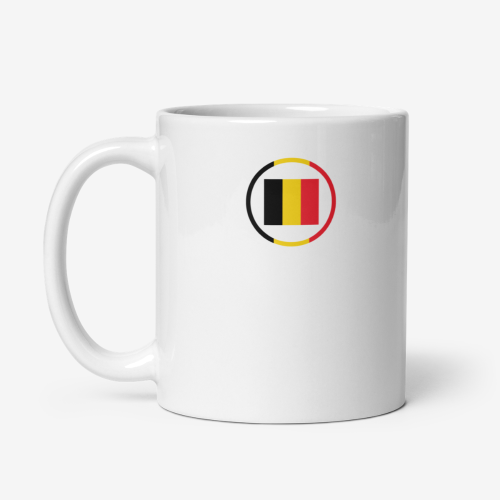 Mug en céramique blanche avec un drapeau belge stylisé en noir, jaune et rouge imprimé au centre.
