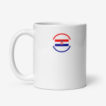 Mug en céramique blanche avec un drapeau croate stylisé en rouge, blanc et bleu avec armoiries imprimé au centre.