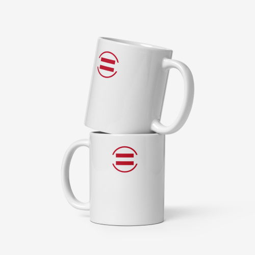 Deux mugs en céramique blanche empilés, avec un drapeau autrichien stylisé en rouge au centre de chaque mug.