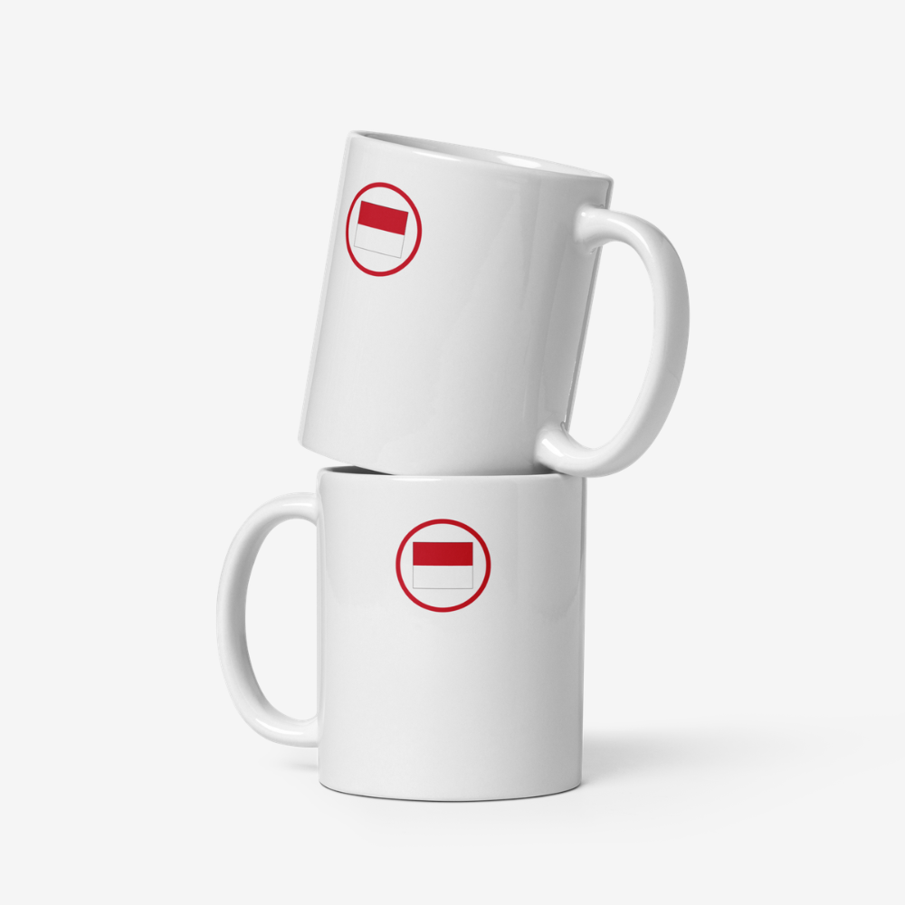 Deux mugs en céramique blanche empilés, chacun portant un drapeau monégasque stylisé en rouge et blanc imprimé au centre.