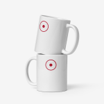 Deux mugs en céramique blanche empilés, chacun portant un motif stylisé avec un disque rouge centré dans un rectangle et un cercle rouge.