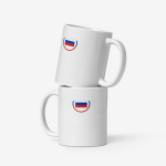 Deux mugs en céramique blanche empilés, chacun portant un drapeau russe stylisé avec bandes blanche, bleue et rouge dans un arc rouge.