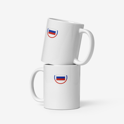 Deux mugs en céramique blanche empilés, chacun portant un drapeau russe stylisé avec bandes blanche, bleue et rouge dans un arc rouge.