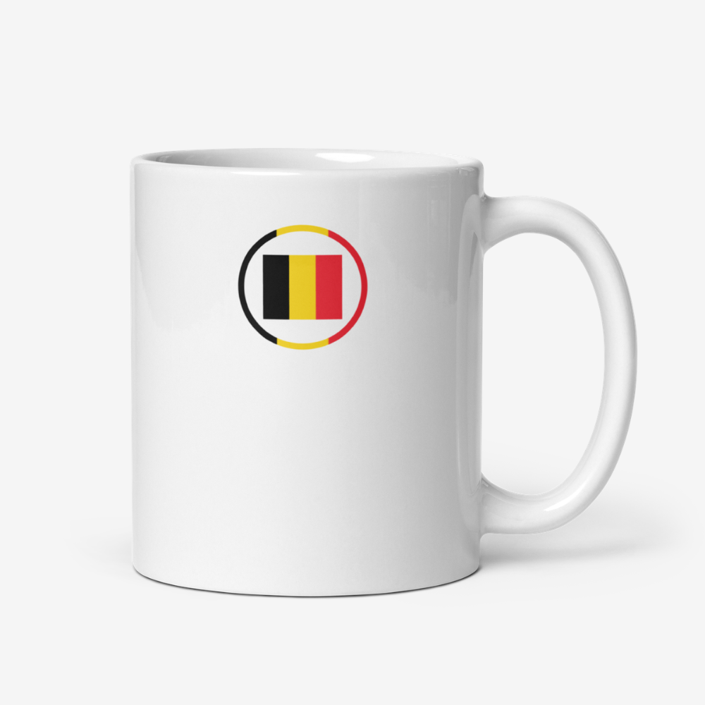 Mug blanc avec drapeau belge stylisé Mug en céramique blanche avec un drapeau belge stylisé en noir, jaune et rouge imprimé au centre.