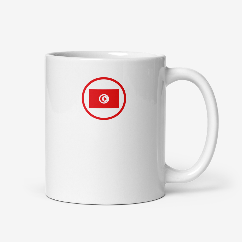Mug blanc avec drapeau tunisien stylisé Mug en céramique blanche avec un drapeau tunisien stylisé en rouge et blanc imprimé au centre.