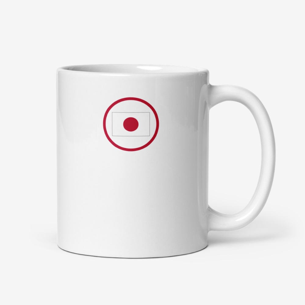 Mug blanc avec drapeau japonais stylisé Mug en céramique blanche avec un drapeau japonais stylisé composé d’un disque rouge centré dans un cercle rouge.