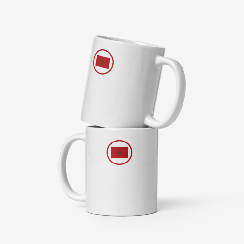 Deux mugs en céramique blanche empilés, chacun portant un drapeau marocain stylisé en rouge avec une étoile verte au centre.