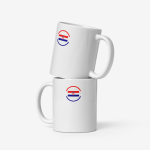 Deux mugs en céramique blanche empilés, chacun portant un drapeau croate stylisé en rouge, blanc et bleu avec armoiries au centre.