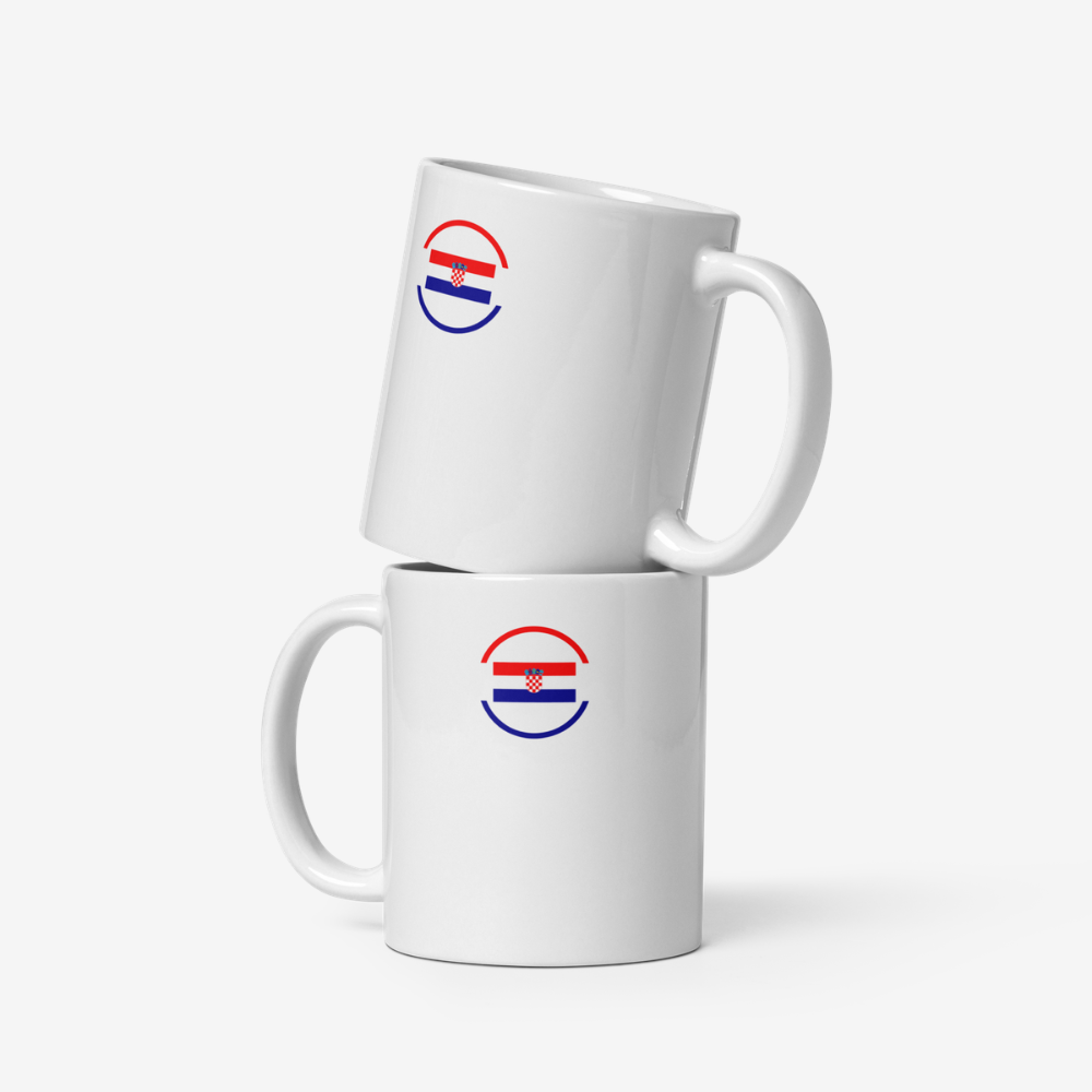 Deux mugs en céramique blanche empilés, chacun portant un drapeau croate stylisé en rouge, blanc et bleu avec armoiries au centre.