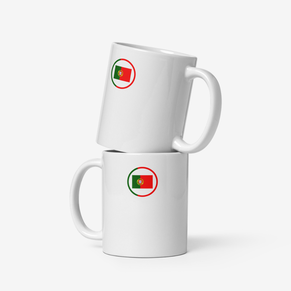 Deux mugs en céramique blanche empilés, chacun portant un drapeau portugais stylisé en vert, rouge et armoiries imprimé au centre.